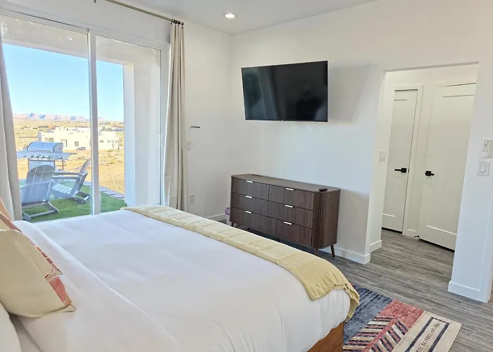 Powell Views, Hot Tub, Game Room, Kayaks *